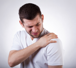 Dolor de hombro en opositores: por qué aparece y qué hacer