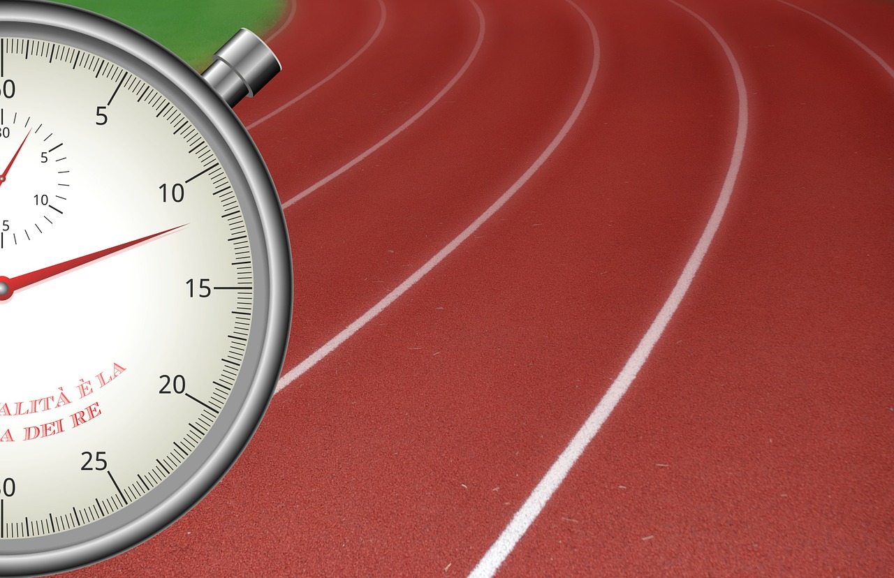 Cronómetro en pista de atletismo: entrenamiento para las pruebas físicas de oposiciones