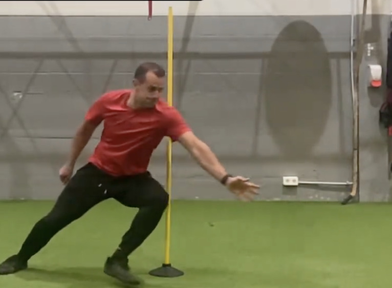Opositores realizando un simulacro de pruebas físicas cronometrado en un centro de entrenamiento de Pamplona