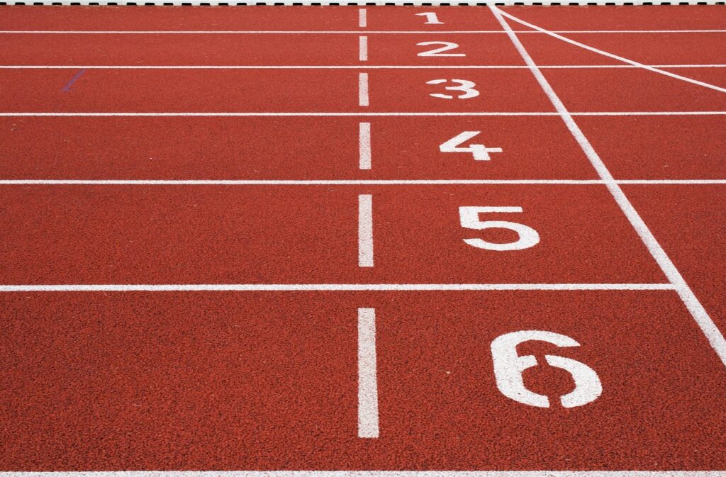 pista de atletismo vacía, preparación física de oposiciones